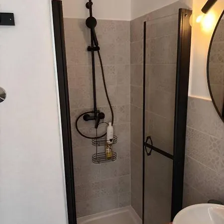 Ivana's Amazing + Bathroom And Free Parking Gæstehus